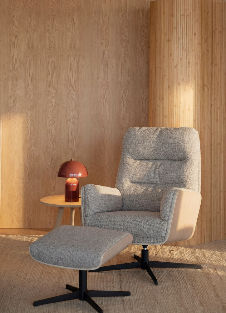 Broderick fåtölj+fotpall mellanbeige tyg/vitpigment ek