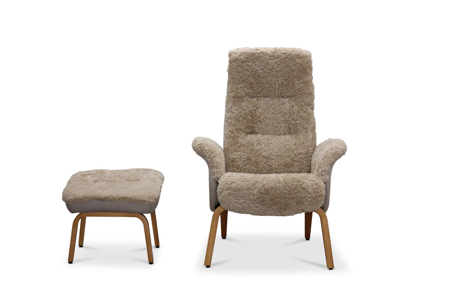 Visby fåtölj med fotpall & ekben ljusbeige fårskinn