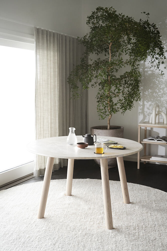 Taransay matbord Ø125 beige travertin/vitpigmenterad ek