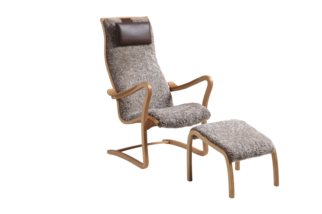 Majoren fåtölj med fotpall fårskinn nougat