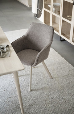 Alison karmstol mörkbeige tyg/vitpigmenterade ekben snurr 2-pack