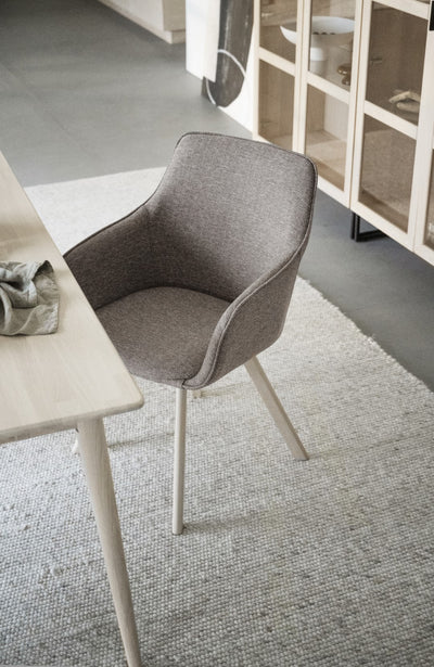 Alison karmstol mörkbeige tyg/vitpigmenterade ekben snurr 2-pack