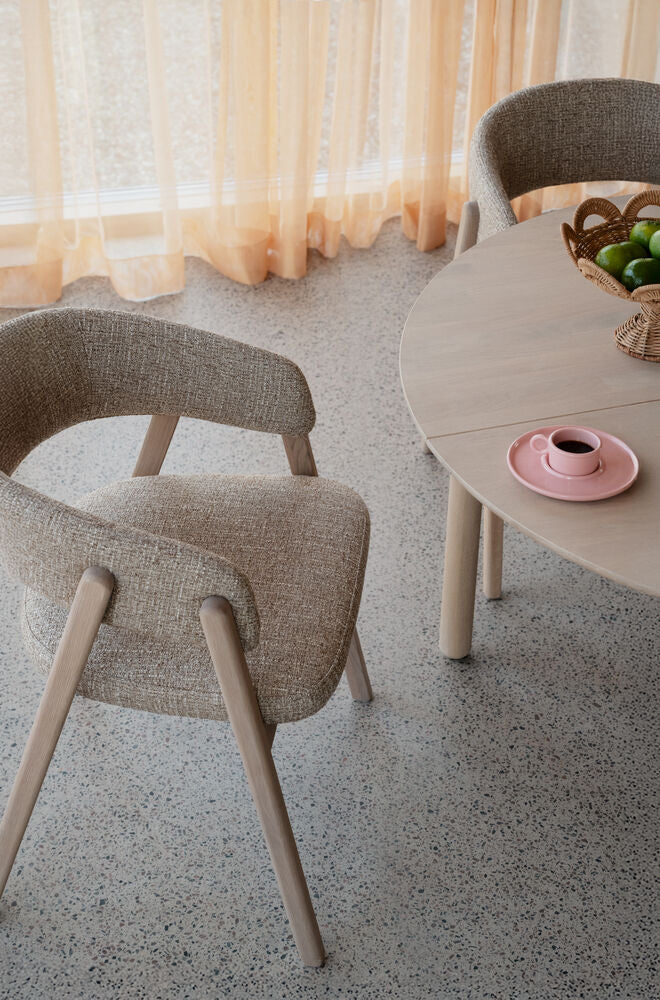 Barnaby karmstol mörkbeige tyg/vitpigmenterad ek 2-pack