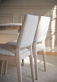 Medford stol vitpigmenterad ek/ljusbeige tyg 2-pack