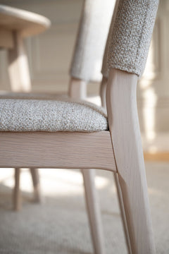 Medford stol vitpigmenterad ek/ljusbeige tyg 2-pack