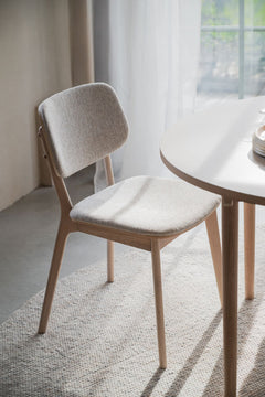 Barrett stol vitpigmenterad ek/ljusbeige tyg 2-pack