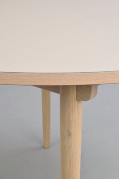 Fairmount matbord runt Ø120 beige HPL/vitpigmenterad ek