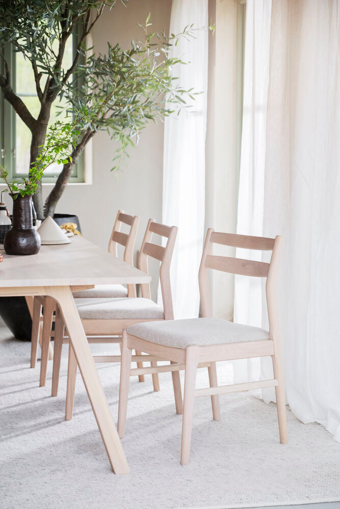 Kerwin stol vitpigmenterad ek/ljusbeige tyg 2-pack