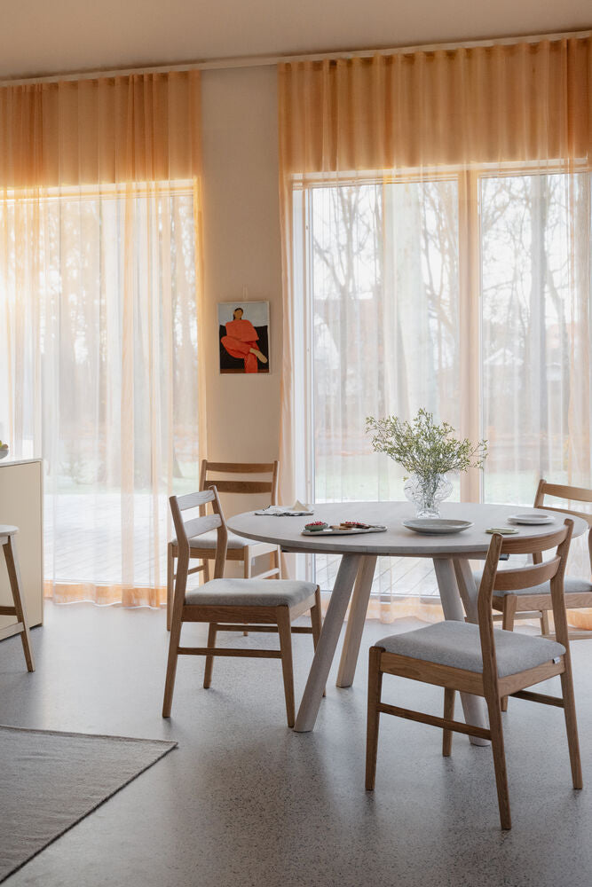 Clapperton matbord runt Ø140 vitpigmenterad ek