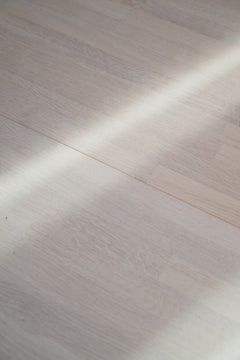 Clapperton matbord runt Ø140 vitpigmenterad ek