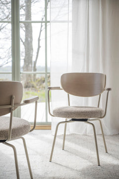 Merrick karmstol mörkbeige tyg/vitpigment ek/beige metall snurr