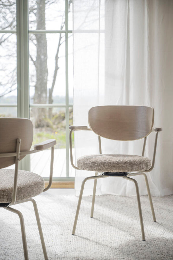 Merrick karmstol mörkbeige tyg/vitpigment ek/beige metall snurr