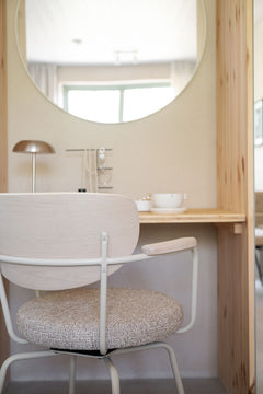Merrick karmstol mörkbeige tyg/vitpigment ek/beige metall snurr