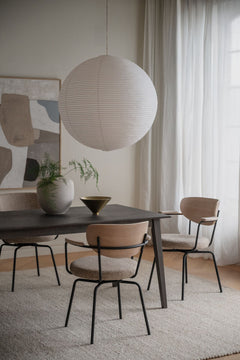 Merrick karmstol mörkbeige tyg/vitpigment ek/svart metall snurr
