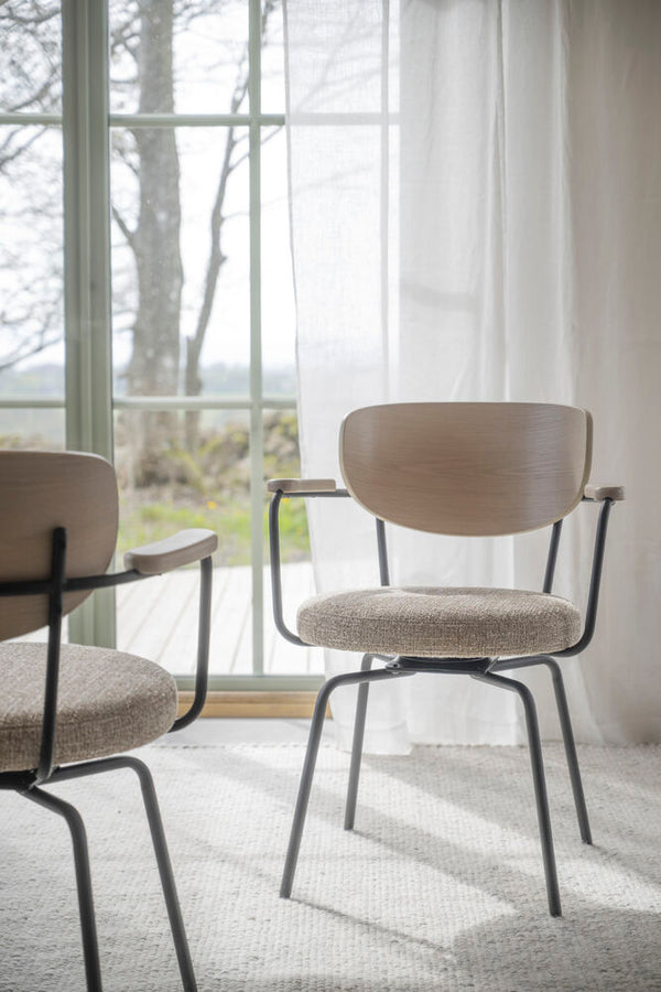 Merrick karmstol mörkbeige tyg/vitpigment ek/svart metall snurr