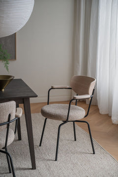 Merrick karmstol mörkbeige tyg/vitpigment ek/svart metall snurr