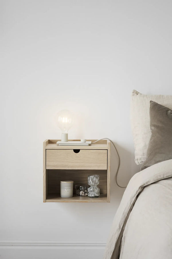 Hillmond sängbord vitpigmenterad ek