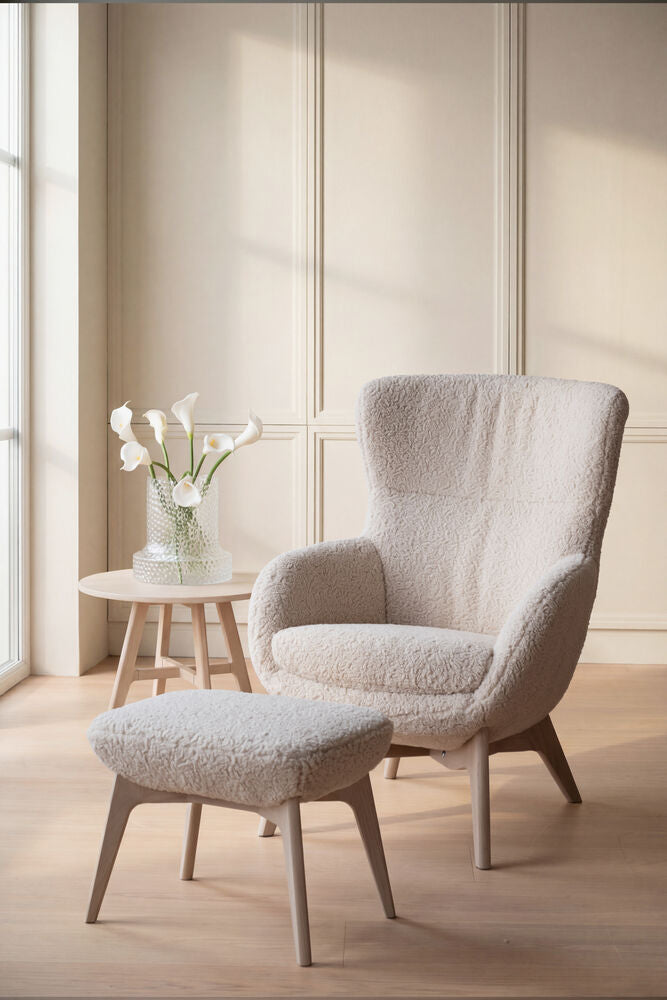 Dunbrody fåtölj+fotpall ljusbeige fårskinnslook/vitpigment ekben