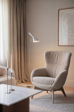 Dunbrody fåtölj+fotpall ljusbeige fårskinnslook/vitpigment ekben