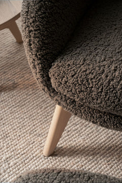 Dunbrody fåtölj+fotpall grå-beige fårskinnslook/vitpigment ekben