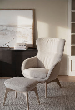 Dunbrody fåtölj+fotpall ljusbeige tyg/vitpigment ekben