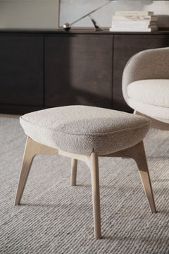 Dunbrody fåtölj+fotpall ljusbeige tyg/vitpigment ekben