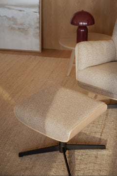 Broderick fåtölj+fotpall mellanbeige tyg/vitpigment ek