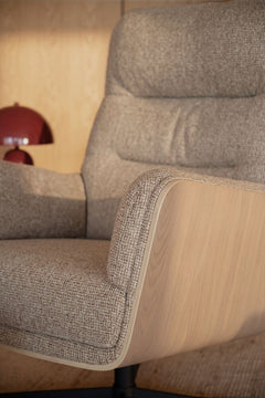 Broderick fåtölj+fotpall mellanbeige tyg/vitpigment ek