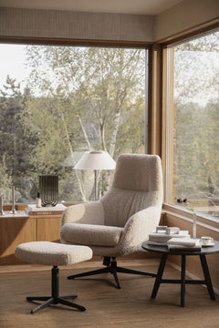 Kersey fåtölj+fotpall ljusbeige fårskinnslook/brun metall snurr, gung