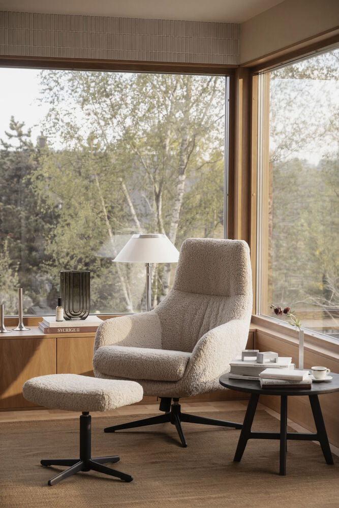 Kersey fåtölj+fotpall ljusbeige fårskinnslook/brun metall snurr, gung