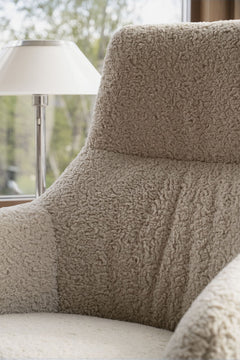 Kersey fåtölj+fotpall ljusbeige fårskinnslook/brun metall snurr, gung