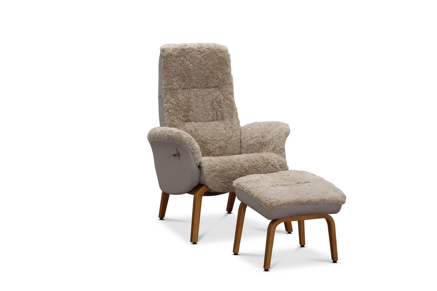 Visby fåtölj med fotpall & ekben ljusbeige fårskinn