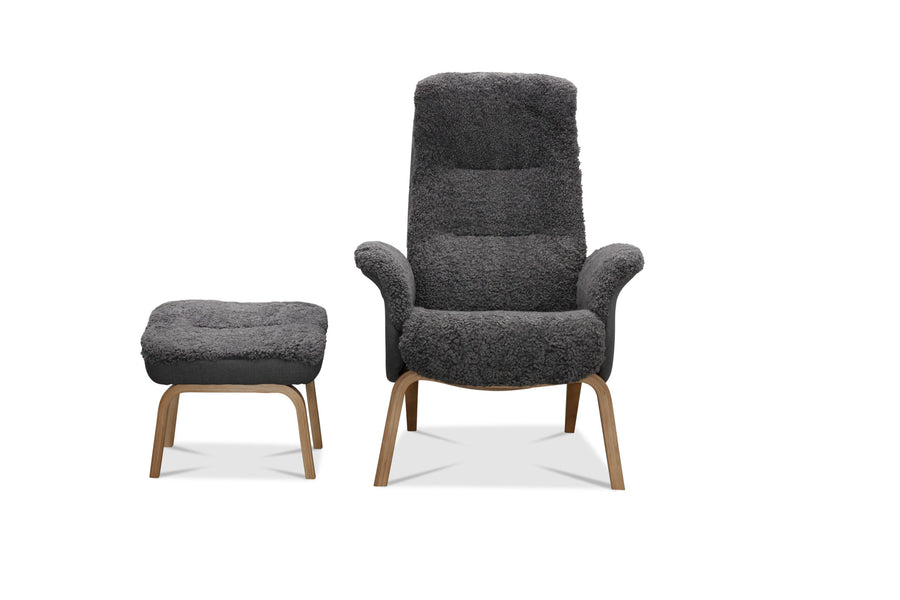 Visby fåtölj med fotpall & ekben ljusgrå fårskinn