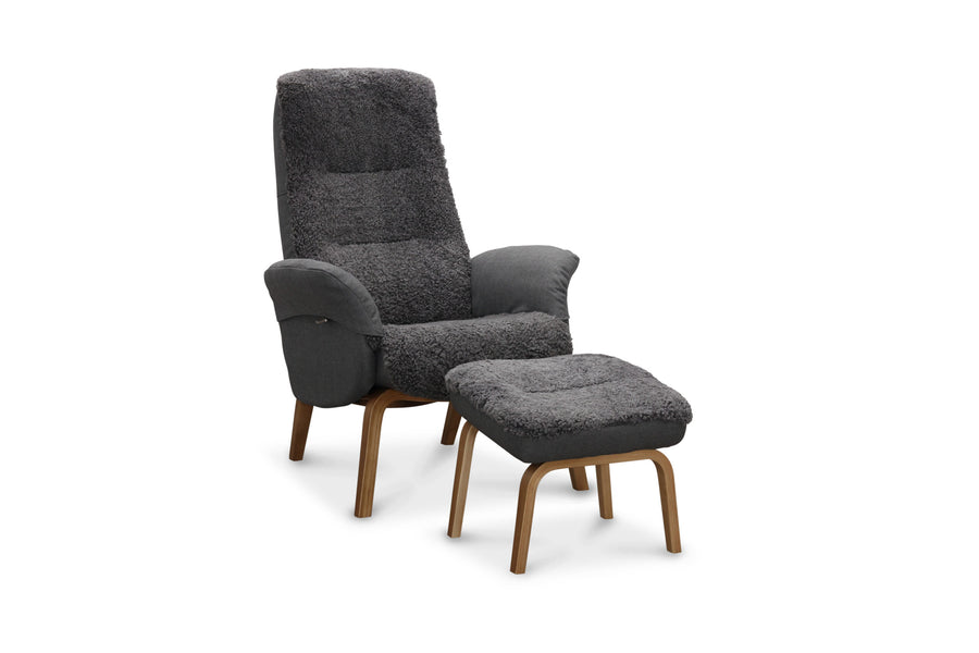 Visby fåtölj med fotpall & ekben ljusgrå fårskinn