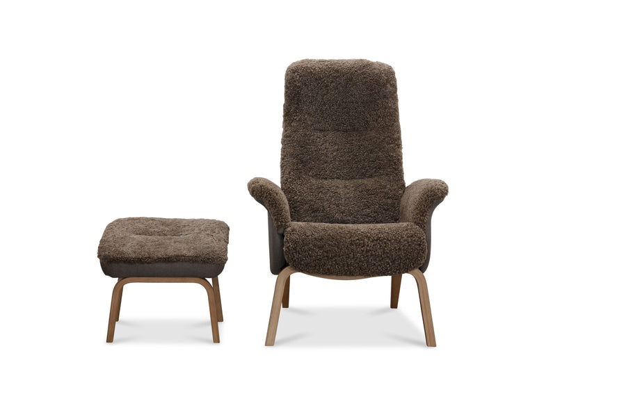 Visby fåtölj med fotpall & ekben beige fårskinn