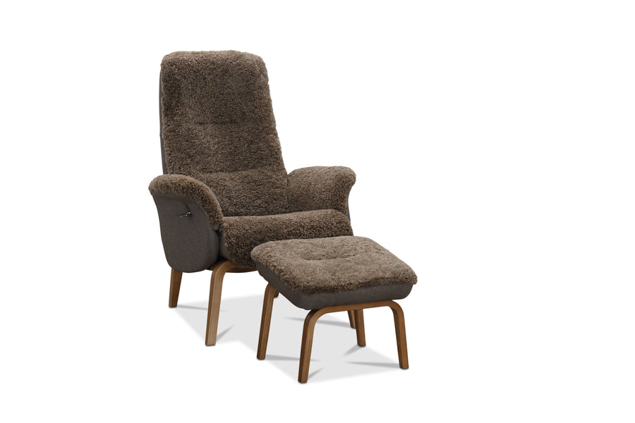 Visby fåtölj med fotpall & ekben beige fårskinn
