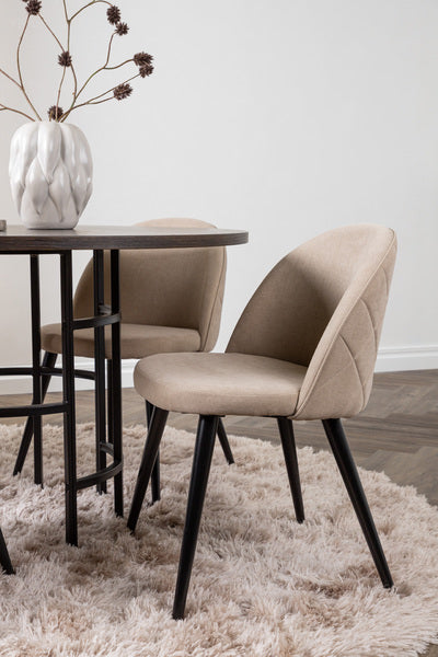 Matbordet Copenhagen och stolarna Velvet