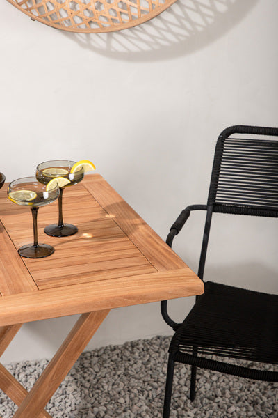 Matbordet Kenya och stolarna Lindos