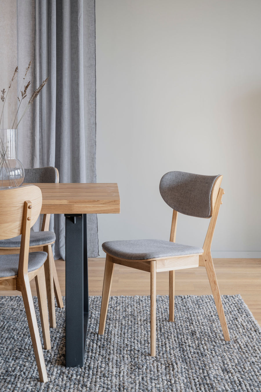 Kato stol lackad ek/ljusgrått tyg 2-pack