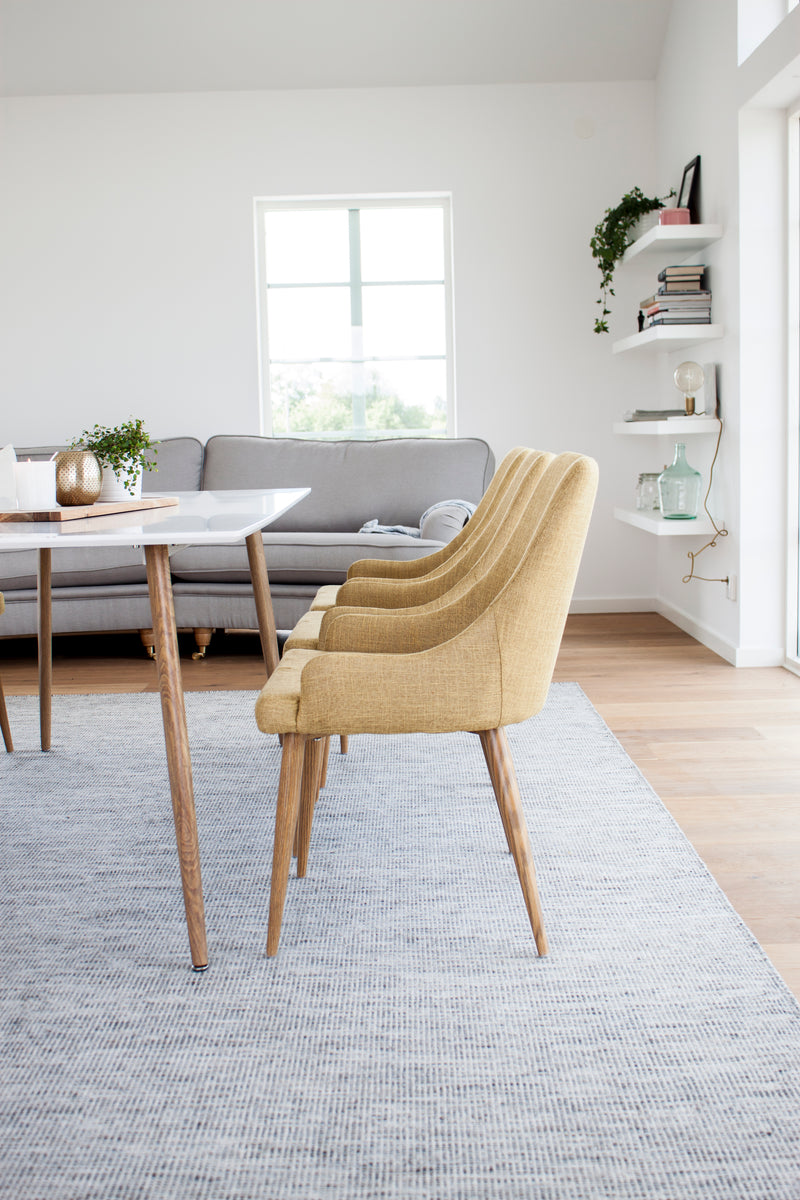 Matbordet Polar och stolarna Plaza