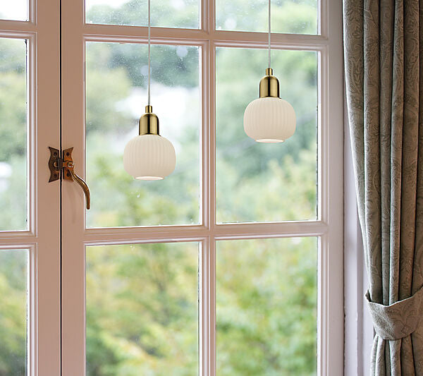 Elin fönsterlampa matt mässing/vit