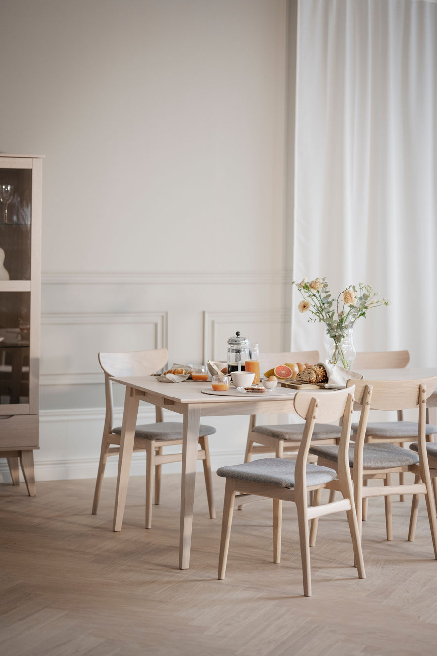 Filippa vitrinskåp 2D 1L vitpigmenterad ek