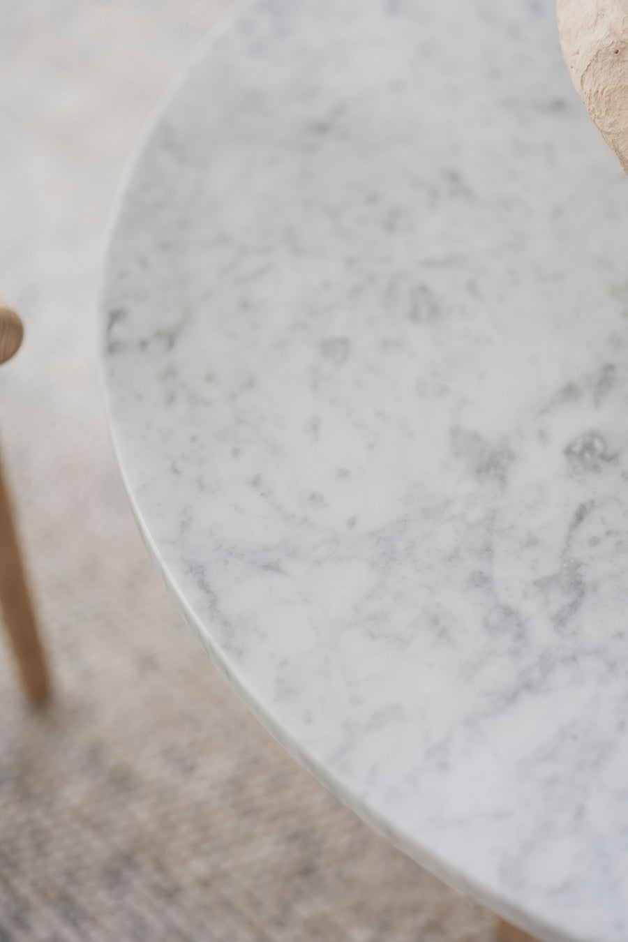 Brooksville soffbord runt Ø90 vit marmor/vitpigment ek