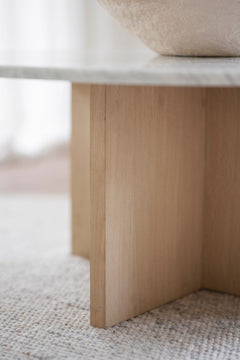 Brooksville soffbord runt Ø90 vit marmor/vitpigment ek