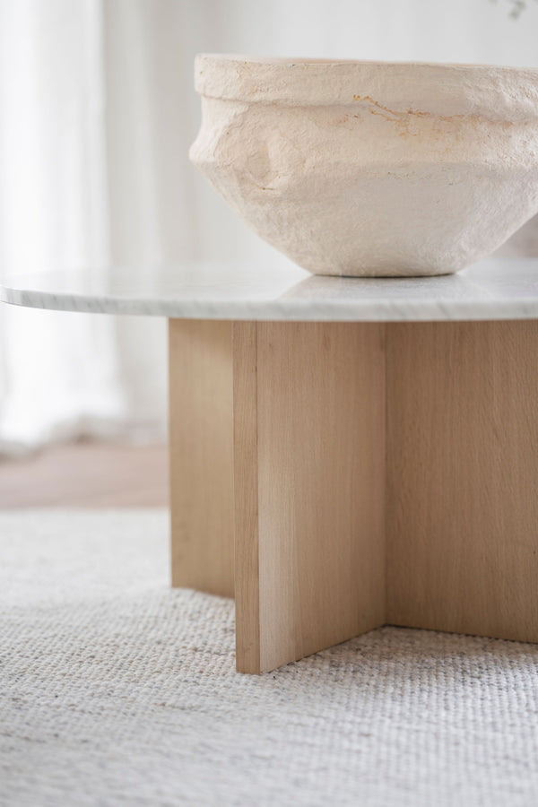 Brooksville soffbord runt Ø90 vit marmor/vitpigment ek