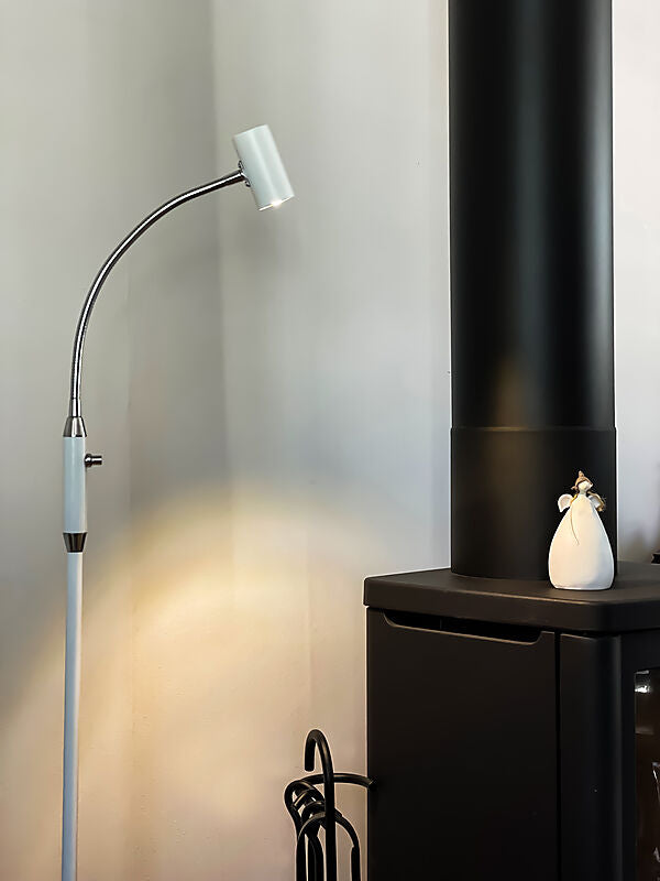 Gusto golvlampa vit/krom