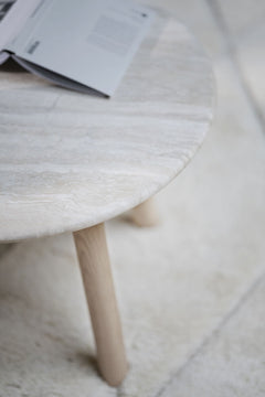 Taransay soffbord Ø60 beige travertin/vitpigmenterad ek