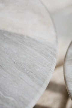 Taransay soffbord Ø60 beige travertin/vitpigmenterad ek