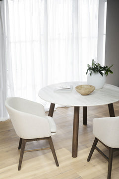 Taransay matbord Ø125 beige travertin/brun ek