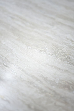 Taransay matbord Ø125 beige travertin/vitpigmenterad ek